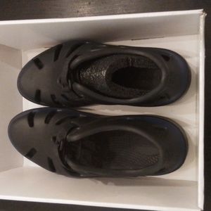 OOFOS sandals size 9